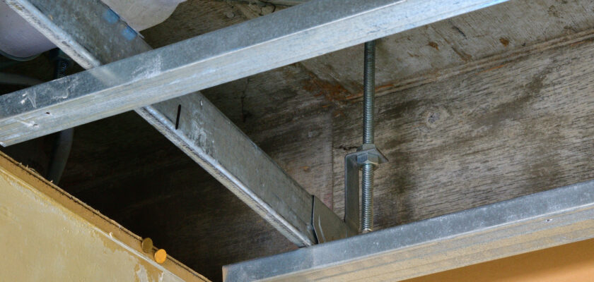 間仕切り工事、床下配線工事を分離し、協力会社が施工して減額に成功